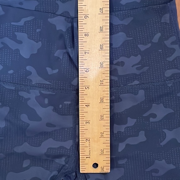 Zyia Woman’s Gray Camo Leggings Size 4 - Picture 6 of 8